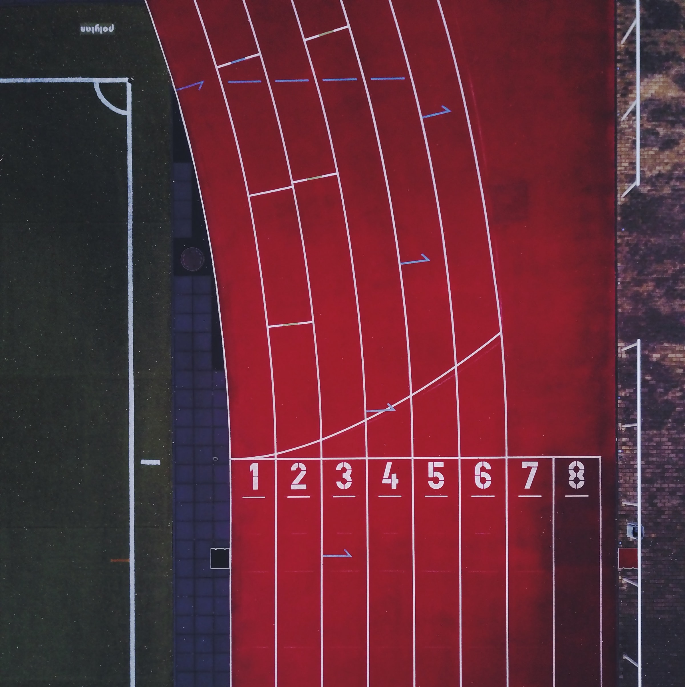 Piste d'athlétisme rouge vue du dessus