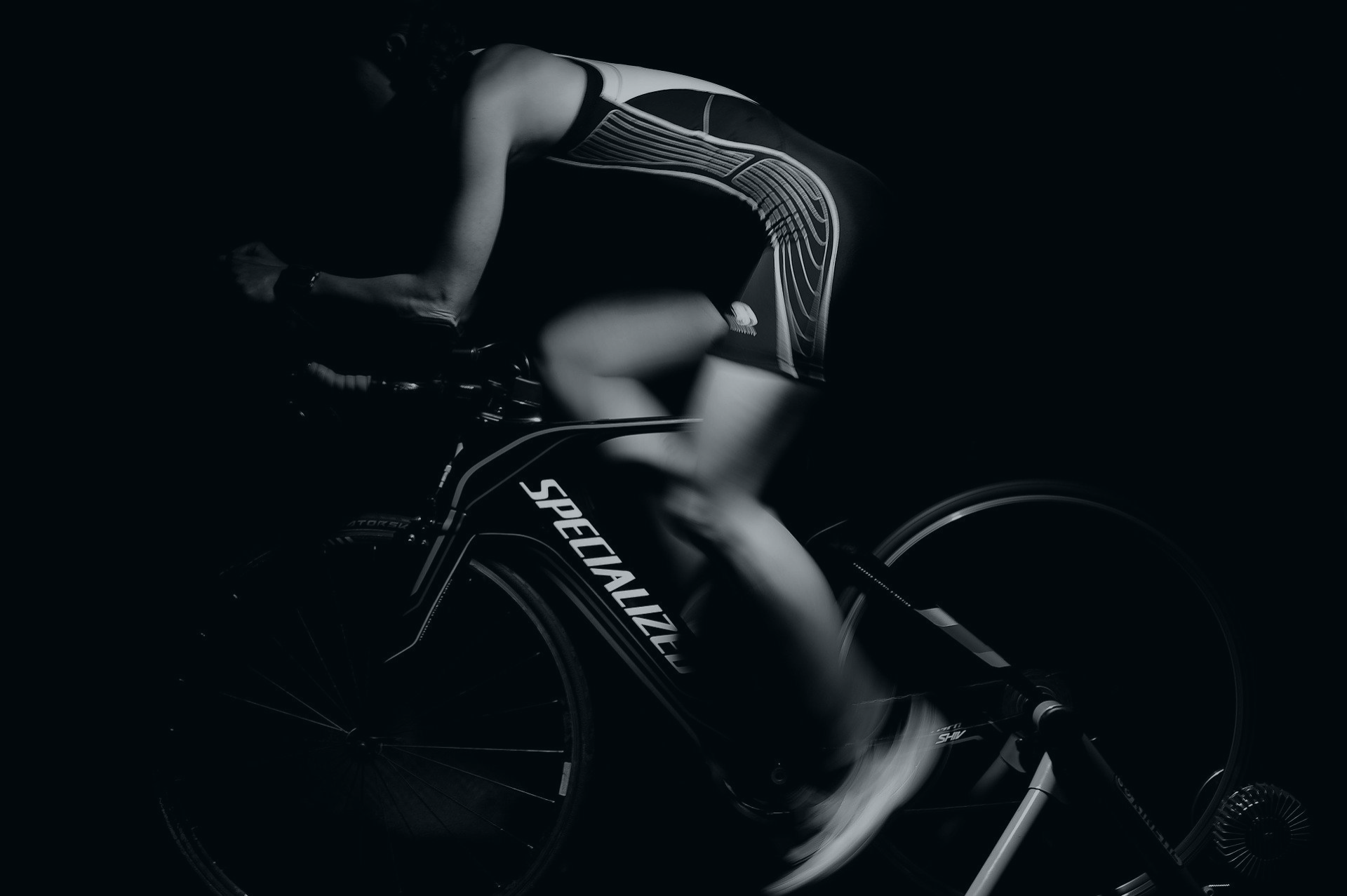 Cycliste de vitesse en noir et blanc low key