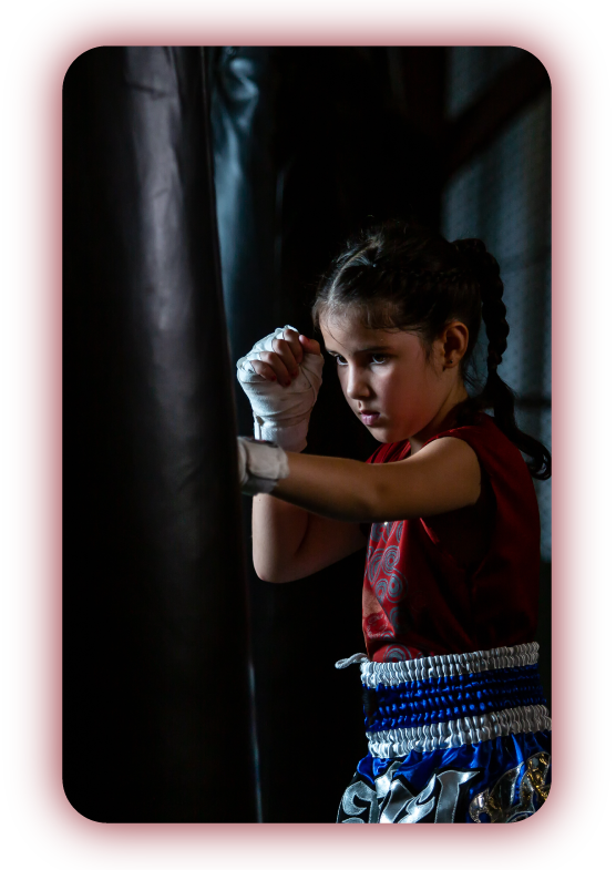 jeune boxeuse et sac de frappe avec un halo rouge
